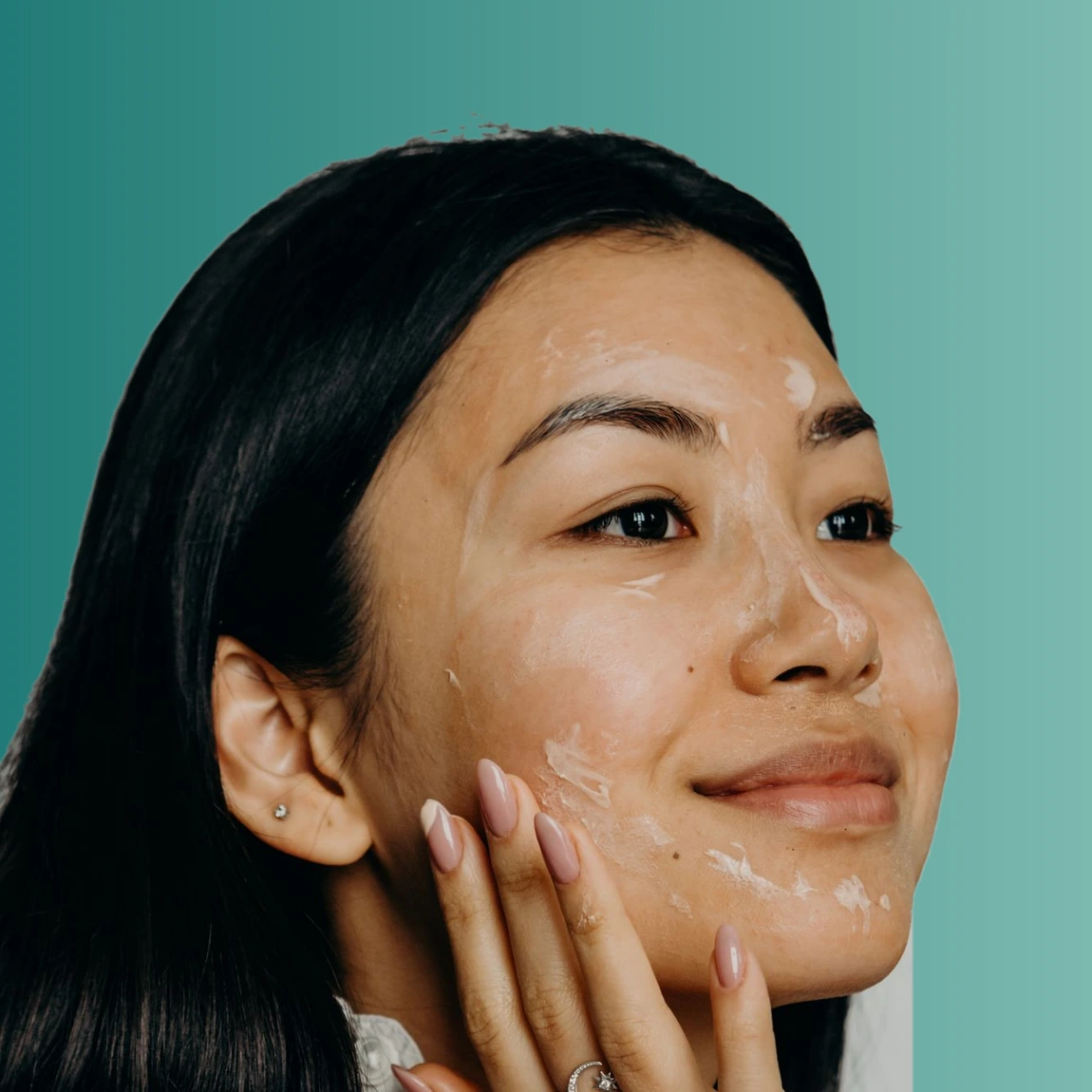 Foto stok perempuan melakukan perawatan wajah, bukan pengguna produk Glowerive